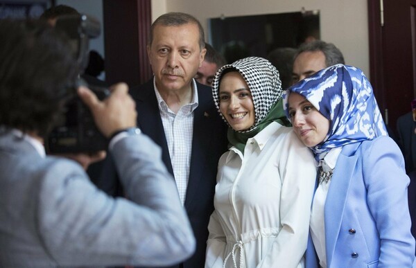 Ο Ερντογάν προτρέπει τις γυναίκες της Τουρκίας να κάνουν "τουλάχιστον τρία παιδιά"