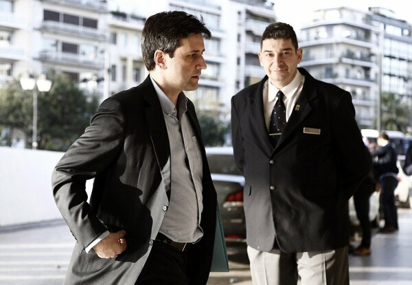 Καυγάς Χουλιαράκη - Τζιαμαρόλι για τα πρωτογενή πλεονάσματα στο συνέδριο του Economist