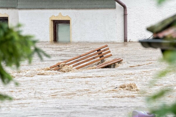 Κύμα κακοκαιρίας πλήττει την Ευρώπη - Σε συναγερμό το Παρίσι και πλημμύρες στη Γερμανία και την Αυστρία