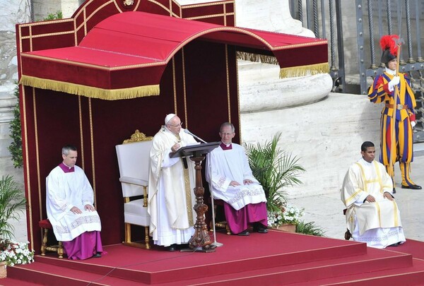 Ο Πάπας θα καθαιρεί πλέον τους επισκόπους που συγκαλύπτουν υποθέσεις κακοποίησης παιδιών