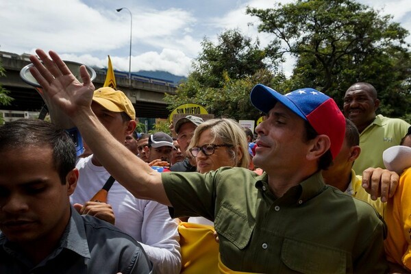 Bίαια επεισόδια και δακρυγόνα στη Βενεζουέλα