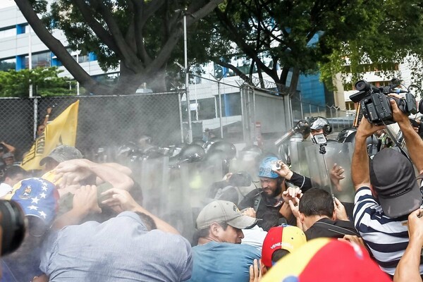 Bίαια επεισόδια και δακρυγόνα στη Βενεζουέλα