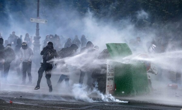 Πεδίο μάχης το Παρίσι - Δεκάδες τραυματίες στις συγκρούσεις διαδηλωτών και αστυνομίας