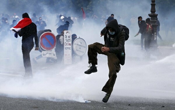 Πεδίο μάχης το Παρίσι - Δεκάδες τραυματίες στις συγκρούσεις διαδηλωτών και αστυνομίας