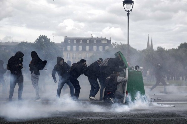 Πεδίο μάχης το Παρίσι - Δεκάδες τραυματίες στις συγκρούσεις διαδηλωτών και αστυνομίας