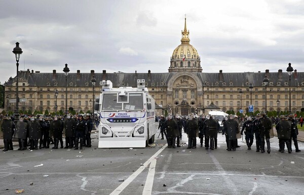 Πεδίο μάχης το Παρίσι - Δεκάδες τραυματίες στις συγκρούσεις διαδηλωτών και αστυνομίας