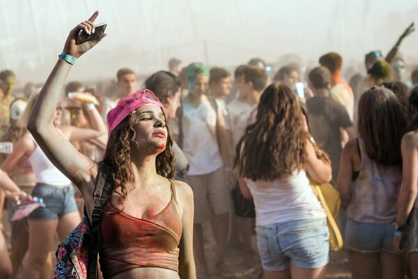 40.000 Αθηναίοι αψήφησαν τον καύσωνα για το μαραθώνιο, πολύχρωμο πάρτι του Colour Day Festival