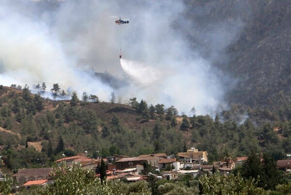 Εκτός ελέγχου η μεγάλη φωτιά στην Κύπρο - Θρήνος για τους δύο νεκρούς