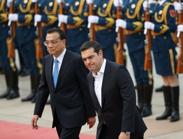 Τσίπρας: Κατάφερα να κάνω εξαγωγή στην Κίνα το ντύσιμο χωρίς γραβάτα