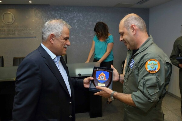 Ο Τόσκας βράβευσε τους πιλότους του Canadair που έκανε αναγκαστική προσγείωση στα Δερβενοχώρια
