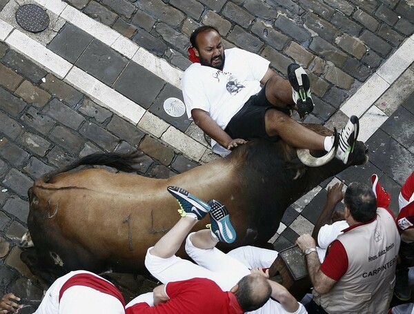 Οι ταύροι άλλαξαν ξαφνικά πορεία και τραυμάτισαν έξι ανθρώπους στο φεστιβάλ της Παμπλόνα