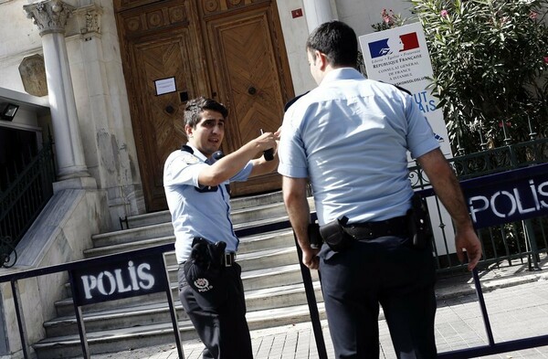 Φρούριο η Κωνσταντινούπολη: Σωματικός έλεγχος σε επιβάτες και ειδικές δυνάμεις σε όλη την πόλη
