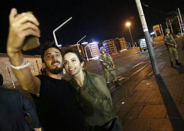 Κι όμως, αυτό το ζευγάρι βγάζει selfie στην πλατεία Ταξίμ