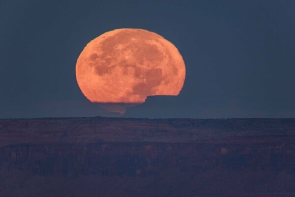 Πώς να τραβήξετε την τέλεια φωτογραφία του «Super Moon» μόνο με το κινητό (χωρίς να μοιάζει με θολή κουκκίδα )