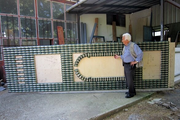 Ένας 85χρονος καλλιτέχνης από την Πρέβεζα φτιάχνει μια σκηνή όπερας με ανακυκλώσιμα υλικά
