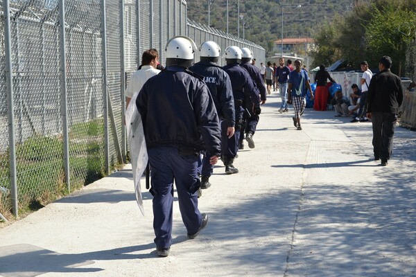 Βίαιες συγκρούσεις ξέσπασαν και πάλι στο κέντρο μεταναστών της Μόριας