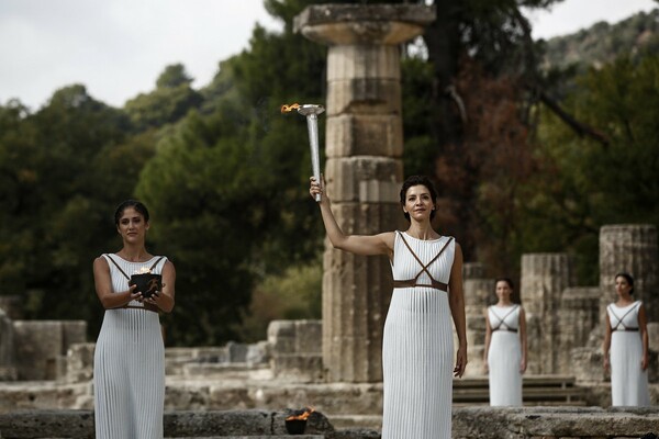 Η Κατερίνα Λέχου κρατά την Ολυμπιακή Φλόγα