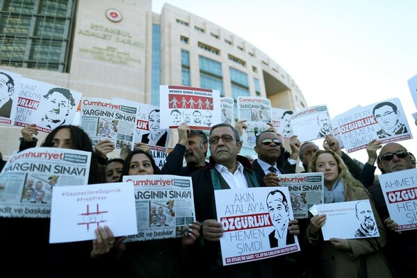 Δικάζονται σήμερα δημοσιογράφοι της τουρκικής αντιπολιτευτικής εφημερίδας Cumhuriyet