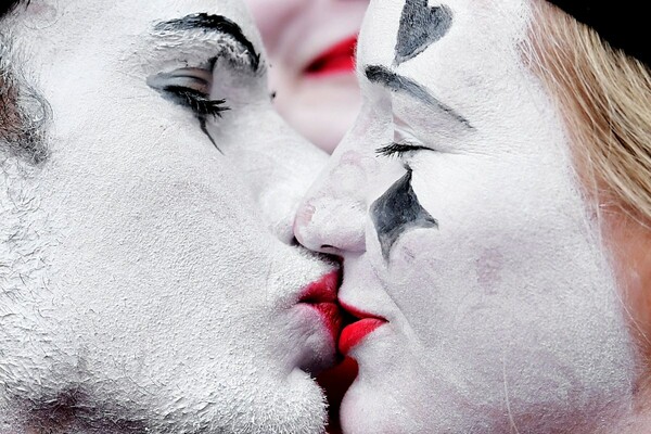 Ένα φιλί για το πρελούδιο του καρναβαλιού στη Γερμανία