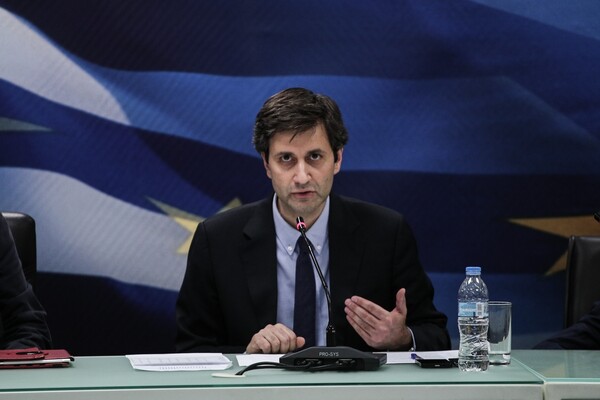 O Χουλιαράκης «αδειάζει» τον Καμμένο για τα ειδικά μισθολόγια