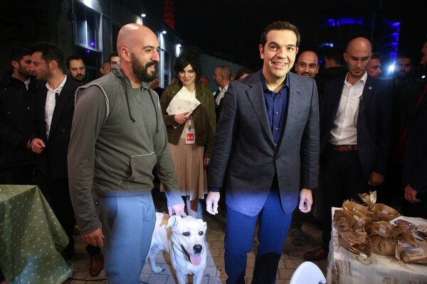 Δείτε τον Τσίπρα να παίζει ξύλινο ποδοσφαιράκι στην Τεχνόπολη