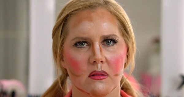 Όταν η Amy Schumer τρολάρει τους ανόητους κανόνες ομορφιάς και makeup― προτείνοντας δικούς της
