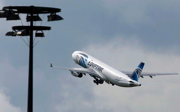 Egypt Air: Ένας από τους πιλότους προσπαθούσε να σβήσει πυρκαγιά στο εσωτερικό του αεροσκάφους