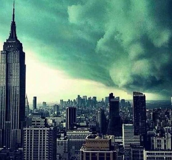 To διαδίκτυο κατακλύστηκε από ψεύτικες φωτογραφίες του τυφώνα Sandy