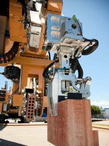 Ρομπότ - οικοδόμος χτίζει μια μονοκατοικία μέσα σε δύο ώρες