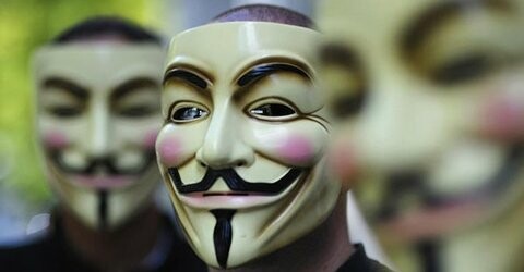 Μέλος των Anonymous αποκαλύπτει γιατί εγκατέλειψε τις ΗΠΑ
