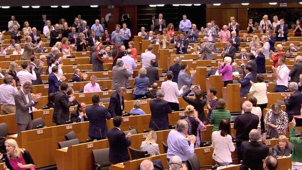 Σκωτσέζος ευρωβουλευτής κερδίζει το πιο δυνατό χειροκρότημα: Σας ικετεύω, μην εγκαταλείψετε τη χώρα μου