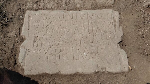 Άθικτη αρχαία ρωμαϊκή επιγραφή έρχεται στο φως κατά τη διάρκεια ανασκαφών στην Καβύλη