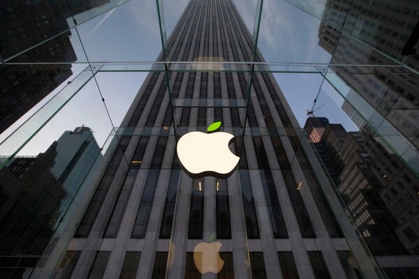 Η Apple ετοιμάζεται να γίνει η πρώτη εταιρία παγκοσμίως με αξία που σπάει το φράγμα του 1 τρισ. δολαρίων
