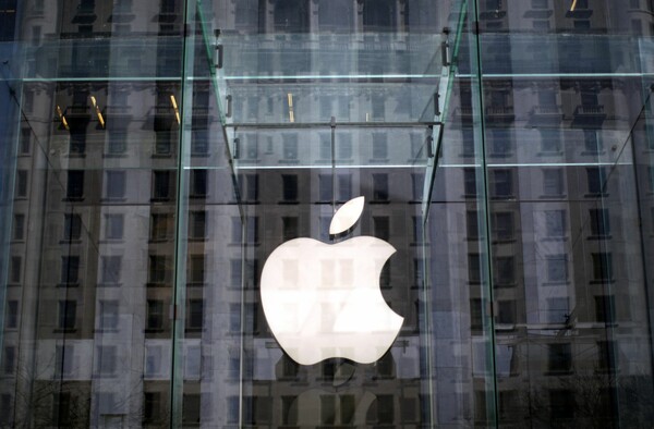 H Apple καταργεί τις SIM