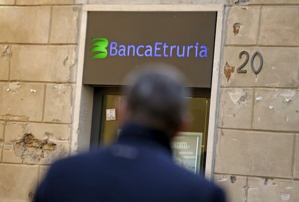 Bloomberg: Διαφωνούν Ιταλία και Κομισιόν για τον τρόπο ανακεφαλαιοποίησης των τραπεζών