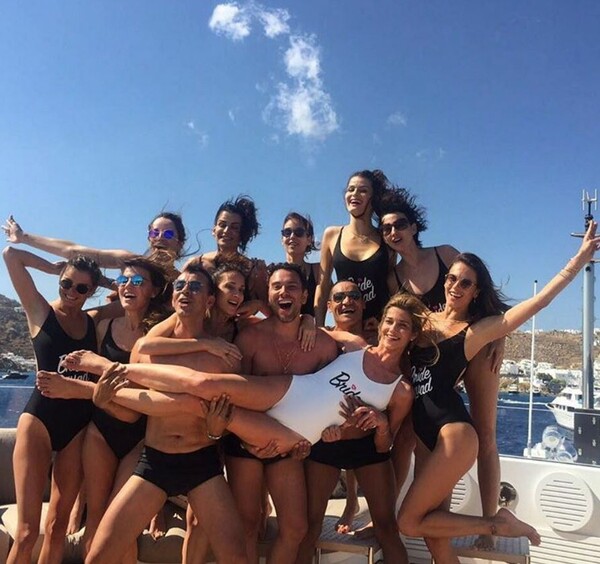 Το διάσημο μοντέλο Ana Beatriz Barros και Ελληνοαιγύπτιος κροίσος παντρεύτηκαν στη Μύκονο και στήνουν μεγαθήριο σε παραλία για το πάρτι