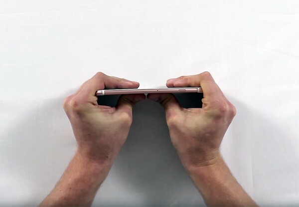 Τελικά λυγίζουν τα νέα iPhone;