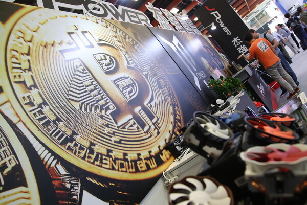 Νέα κατρακύλα για το Bitcoin μετά από επίθεση χάκερ με λεία εκατομμυρίων
