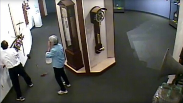 Ένα μουσείο αποφάσισε να δημοσιεύσει το βίντεο με τον χειρότερο επισκέπτη που είχε ποτέ