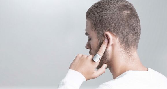 Ξεχάστε τα ακουστικά: Φορέστε αυτό το δαχτυλίδι Bluetooth και μιλήστε με το χέρι