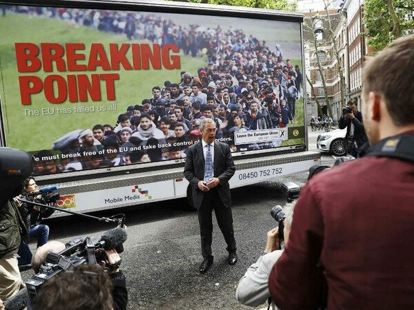 Bρετανία: Οργή για αφίσα του Φάρατζ που θυμίζει ναζί