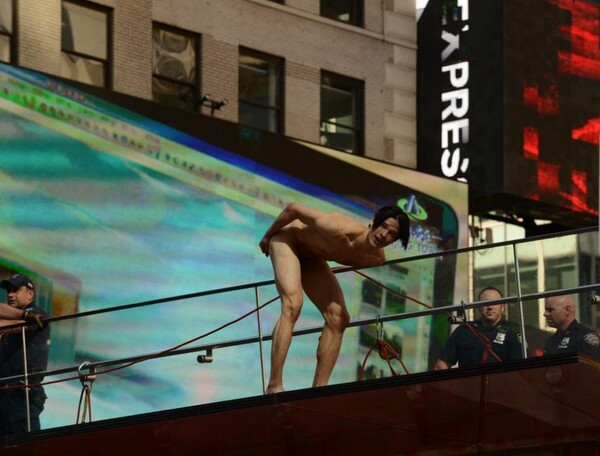 Ολόγυμνος άντρας αναστάτωσε την Times Square φωνάζοντας το όνομα του Τραμπ - ΒΙΝΤΕΟ