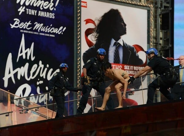 Ολόγυμνος άντρας αναστάτωσε την Times Square φωνάζοντας το όνομα του Τραμπ - ΒΙΝΤΕΟ