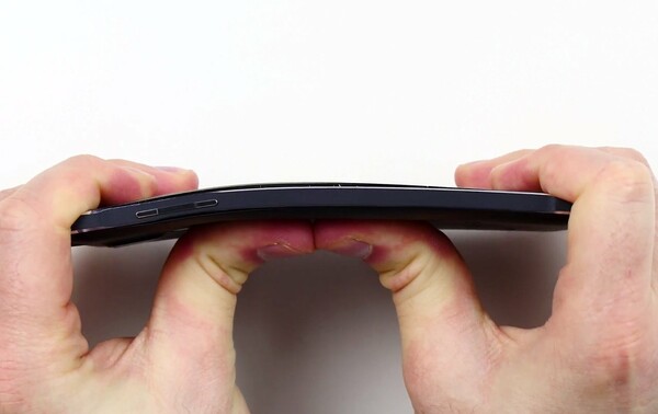 Λυγίζει το Samsung Galaxy Note 4;