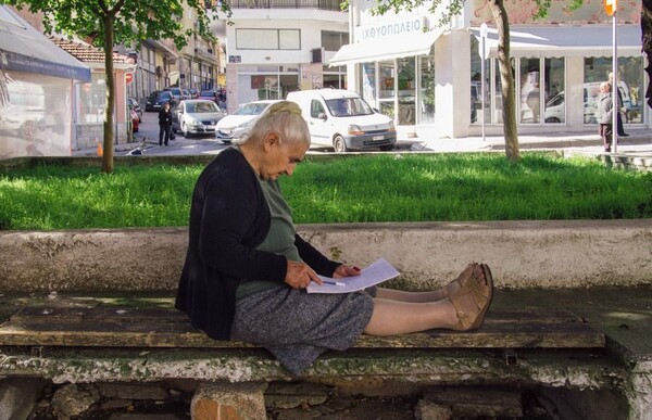 Η αριστούχος Σουλτάνα Γκέσσου πήρε το απολυτήριο Γυμνασίου με 19,6 στα 82 της