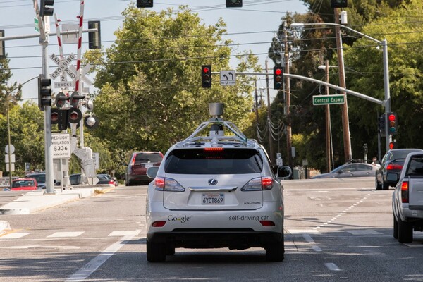 Google: τα αυτο-οδηγούμενα οχήματά της εμπλέκονται σε 11 τροχαία