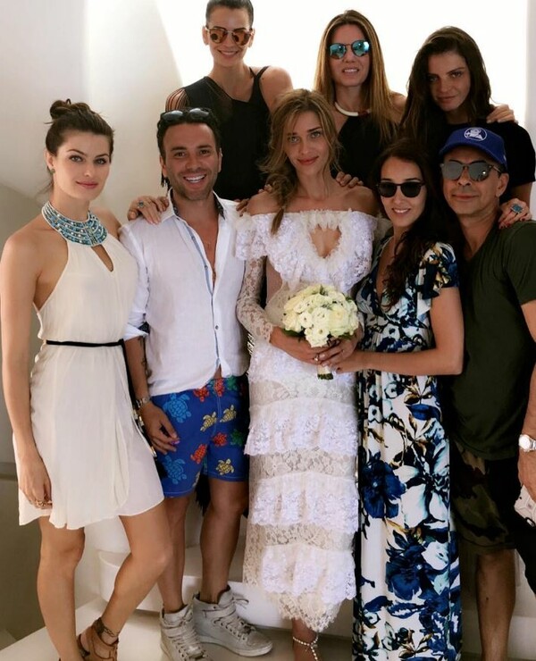 Το διάσημο μοντέλο Ana Beatriz Barros και Ελληνοαιγύπτιος κροίσος παντρεύτηκαν στη Μύκονο και στήνουν μεγαθήριο σε παραλία για το πάρτι