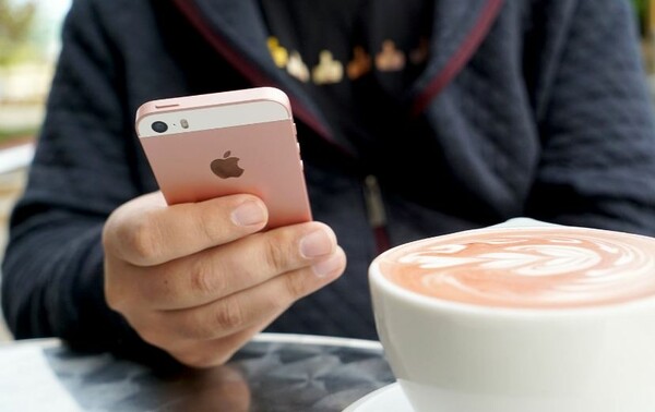 Η Apple ετοιμάζεται να διορθώσει το πιο εκνευριστικό πράγμα στα iPhone (δεν είναι η τιμή)
