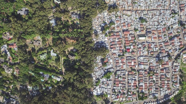 Drone καταγράφει τη θέα της ανισότητας στα σύνορα των δύο κόσμων του Κέιπ Τάουν