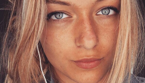 Αυτό το όμορφο, 19χρονο κορίτσι είναι η πρωταγωνίστρια της αποθέωσης στην viral καντάδα του Εuro